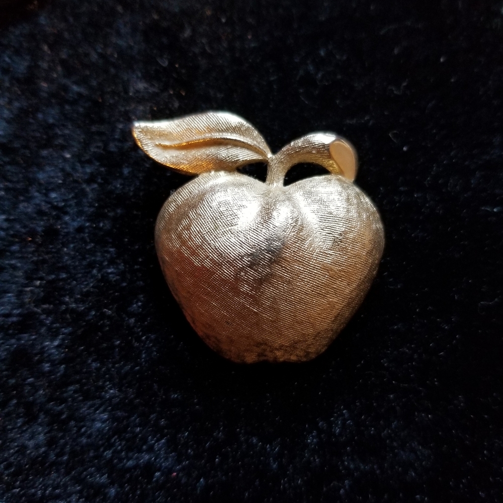 VINTAGE 1950s CORO gold tone apple  brooch pin - Picture 2 of 5